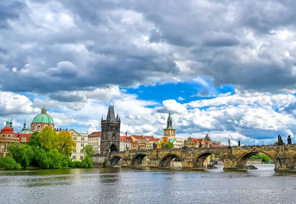 Blick Auf Die Prager Altstadt Und Die Karlsbrücke Über Die — Stockfoto