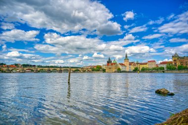 Eski Şehir Prag ve Prag, Çek Cumhuriyeti'nde Vltava Nehri üzerinde Charles Köprüsü manzarası.