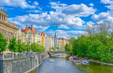 Prag, Çek Cumhuriyeti - 10 Mayıs 2019 - Vltava Nehri boyunca Çek Cumhuriyeti Prag 'da Mimarlık.
