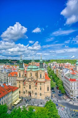 Prag, Çek Cumhuriyeti - 10 Mayıs 2019 - Çek Cumhuriyeti 'nin Prag kentindeki St. Nicholas Kilisesi.