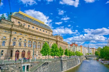 Prag, Çek Cumhuriyeti - 10 Mayıs 2019 - Çek Cumhuriyeti 'nin Prag kentinde Vltava Nehri üzerinde bulunan Ulusal Tiyatro.