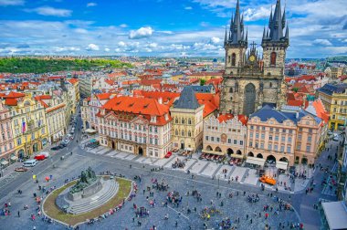Prag, Çek Cumhuriyeti - 10 Mayıs 2019 - Çek Cumhuriyeti Prag 'ın Eski Şehir Meydanı' nda Tyn Önündeki Meryem Kilisesi. 