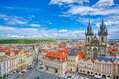 Prag, Çek Cumhuriyeti - 10 Mayıs 2019 - Çek Cumhuriyeti Prag 'ın Eski Şehir Meydanı' nda Tyn Önündeki Meryem Kilisesi. 