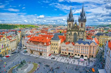 Prag, Çek Cumhuriyeti - 10 Mayıs 2019 - Çek Cumhuriyeti Prag 'ın Eski Şehir Meydanı' nda Tyn Önündeki Meryem Kilisesi. 
