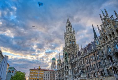 Yeni belediye binası Münih, Almanya 'da Marienplatz' da yer almaktadır.