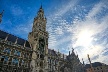Yeni belediye binası Münih, Almanya 'da Marienplatz' da yer almaktadır.