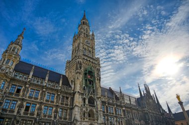 Yeni belediye binası Münih, Almanya 'da Marienplatz' da yer almaktadır.
