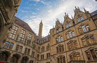 Yeni belediye binası Münih, Almanya 'da Marienplatz' da yer almaktadır.