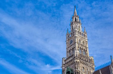 Yeni belediye binası Münih, Almanya 'da Marienplatz' da yer almaktadır.
