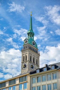 St. Peter Kilisesi Münih, Almanya 'da Marienplatz' da bulunmaktadır..