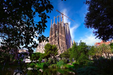 Barselona, İspanya - 15 Haziran 2019: La Sagrada Familia Katedrali. Mimar Antonio Gaudi tarafından tasarlandı ve 1882 'den beri yapım aşamasında..