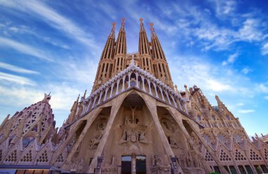 Barselona, İspanya - 15 Haziran 2019: La Sagrada Familia Katedrali. Mimar Antonio Gaudi tarafından tasarlandı ve 1882 'den beri yapım aşamasında..