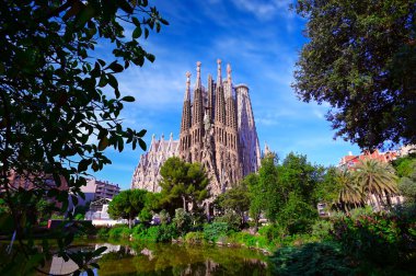 Barselona, İspanya - 15 Haziran 2019: La Sagrada Familia Katedrali. Mimar Antonio Gaudi tarafından tasarlandı ve 1882 'den beri yapım aşamasında..