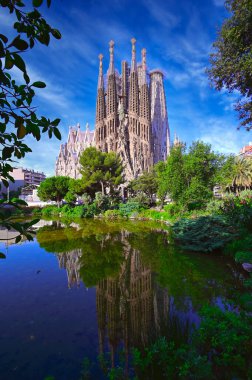 Barselona, İspanya - 15 Haziran 2019: La Sagrada Familia Katedrali. Mimar Antonio Gaudi tarafından tasarlandı ve 1882 'den beri yapım aşamasında..