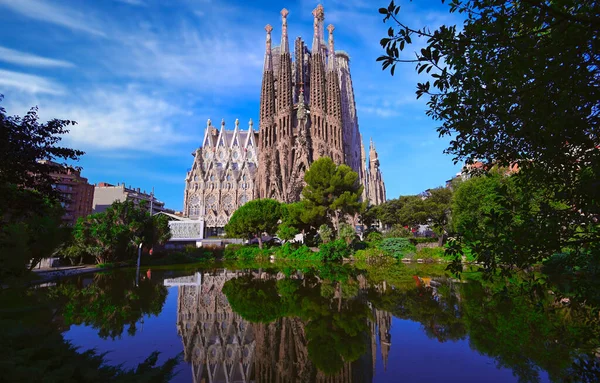 Barselona, İspanya - 15 Haziran 2019: La Sagrada Familia Katedrali. Mimar Antonio Gaudi tarafından tasarlandı ve 1882 'den beri yapım aşamasında..