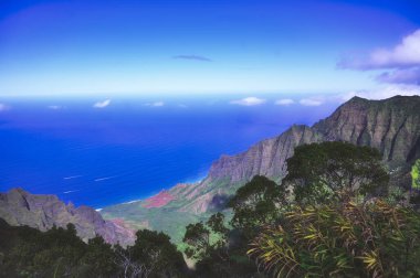 Kauai, Hawaii 'deki Pasifik Okyanusu boyunca uzanan Napali Sahili..