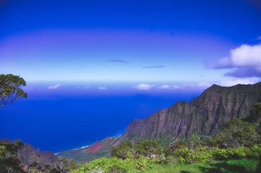 Kauai, Hawaii 'deki Pasifik Okyanusu boyunca uzanan Napali Sahili..
