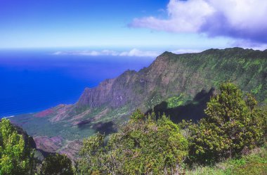 Kauai, Hawaii 'deki Pasifik Okyanusu boyunca uzanan Napali Sahili..