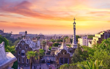 16 Haziran 2019 - Barselona, İspanya - Park Guell (1914), Antoni Gaudi tarafından İspanya 'nın Barselona kentinde tasarlanan ünlü mimari şehir sanatı..