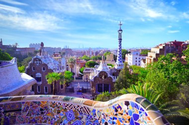 16 Haziran 2019 - Barselona, İspanya - Park Guell (1914), Antoni Gaudi tarafından İspanya 'nın Barselona kentinde tasarlanan ünlü mimari şehir sanatı..