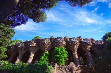 16 Haziran 2019 - Barselona, İspanya - Park Guell (1914), Antoni Gaudi tarafından İspanya 'nın Barselona kentinde tasarlanan ünlü mimari şehir sanatı..