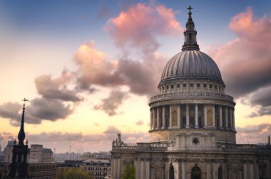 Londra 'nın merkezindeki St. Paul Katedrali üzerinde alacakaranlık..