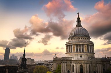 Londra 'nın merkezindeki St. Paul Katedrali üzerinde alacakaranlık..