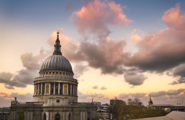 Londra 'nın merkezindeki St. Paul Katedrali üzerinde alacakaranlık..