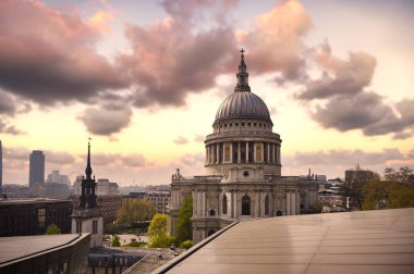 Londra 'nın merkezindeki St. Paul Katedrali üzerinde alacakaranlık..