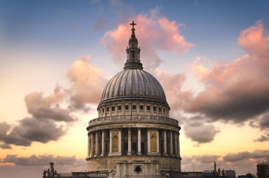 Londra 'nın merkezindeki St. Paul Katedrali üzerinde alacakaranlık..