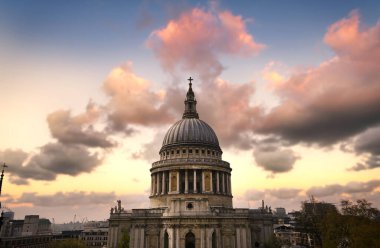 Londra 'nın merkezindeki St. Paul Katedrali üzerinde alacakaranlık..