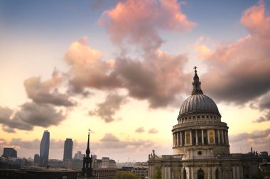 Londra 'nın merkezindeki St. Paul Katedrali üzerinde alacakaranlık..