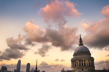 Londra 'nın merkezindeki St. Paul Katedrali üzerinde alacakaranlık..