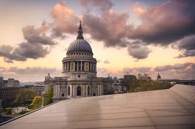 Londra 'nın merkezindeki St. Paul Katedrali üzerinde alacakaranlık..