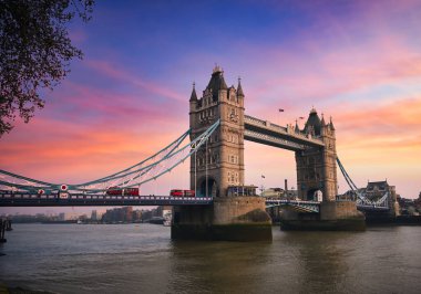 Londra, İngiltere 'de gün batımında Thames Nehri üzerindeki Tower Bridge..