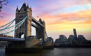 Londra, İngiltere 'de gün batımında Thames Nehri üzerindeki Tower Bridge..