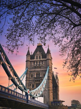 Londra, İngiltere 'de gün batımında Thames Nehri üzerindeki Tower Bridge..