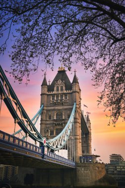 Londra, İngiltere 'de gün batımında Thames Nehri üzerindeki Tower Bridge..