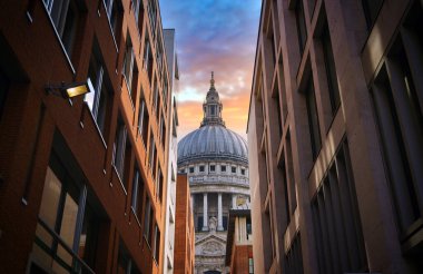 Londra 'nın merkezinde yer alan St. Paul Katedrali..