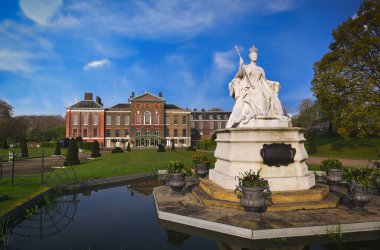 Londra, Birleşik Krallık - 17 Nisan 2019: Kensington Bahçeleri Londra 'nın merkezindeki Hyde Park' ta bir bahar sabahı
