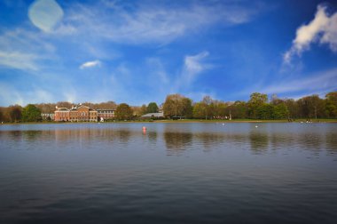 Londra, Birleşik Krallık - 17 Nisan 2019: Kensington Bahçeleri Londra 'nın merkezindeki Hyde Park' ta bir bahar sabahı