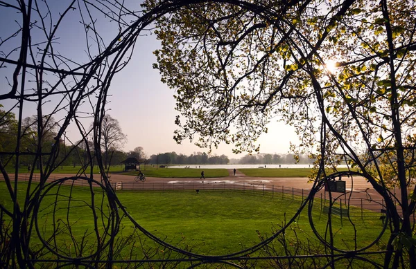 ロンドン イギリス 2019年4月17日 ケンジントン庭園は春の朝に英国中央ロンドンのハイドパークにあります — ストック写真