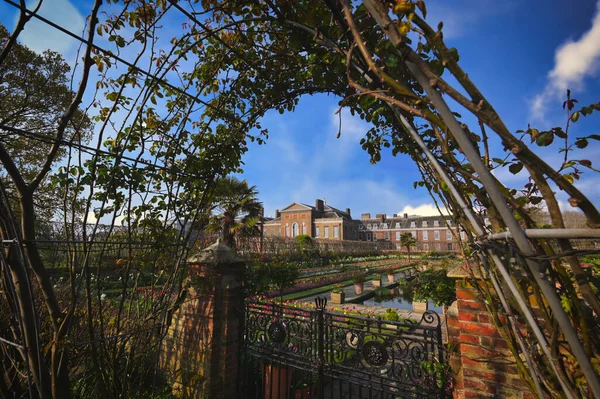 ロンドン イギリス 2019年4月17日 ケンジントン庭園は春の朝に英国中央ロンドンのハイドパークにあります — ストック写真