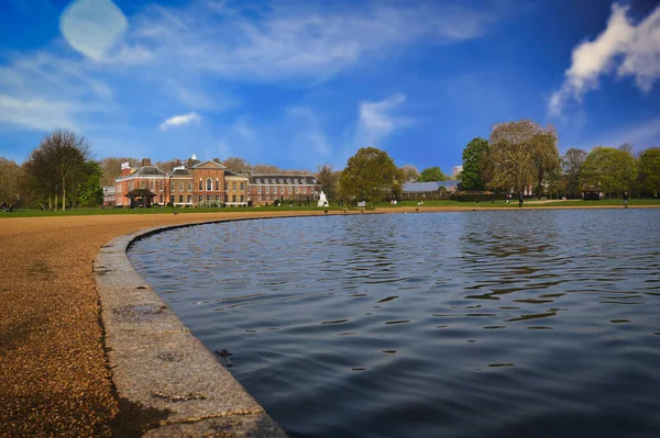 ロンドン イギリス 2019年4月17日 ケンジントン庭園は春の朝に英国中央ロンドンのハイドパークにあります — ストック写真