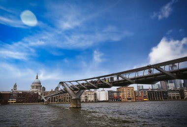 Thames Nehri 'nden St. Paul Katedrali' ne ve Londra, İngiltere 'nin ufuk çizgisine bir manzara..