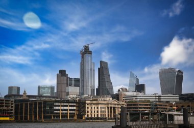Thames Nehri 'nden Londra' nın ufuk çizgisine bir manzara..