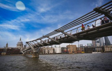 Thames Nehri 'nden St. Paul Katedrali' ne ve Londra, İngiltere 'nin ufuk çizgisine bir manzara..