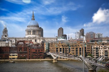 Thames Nehri 'nden St. Paul Katedrali' ne ve Londra, İngiltere 'nin ufuk çizgisine bir manzara..