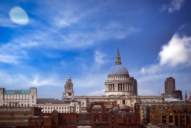 Thames Nehri 'nden St. Paul Katedrali' ne ve Londra, İngiltere 'nin ufuk çizgisine bir manzara..