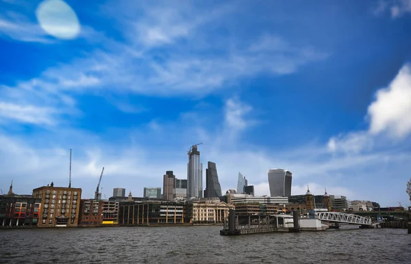 Una Vista Través Del Río Támesis Hasta Horizonte Londres Reino —  Fotos de Stock